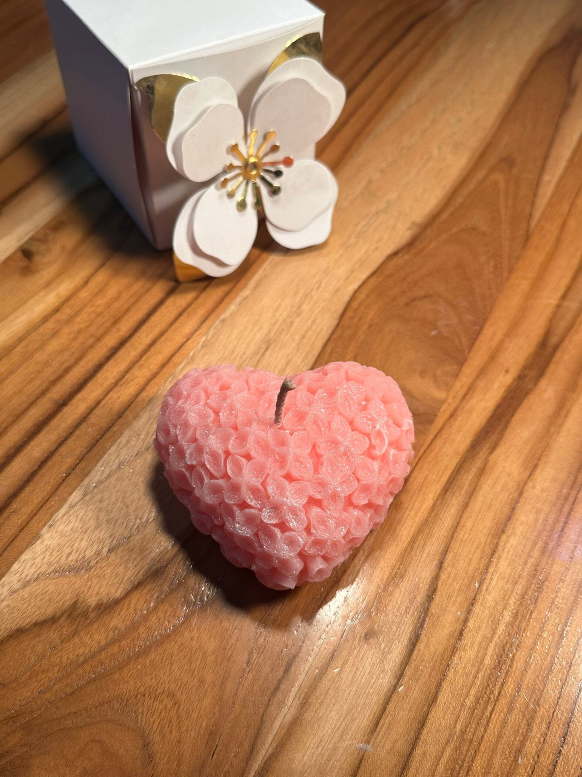 Detalle de la veta natural y acabado de madera noble en Línea Corazón: Aroma Floral para tu Vela de Altar