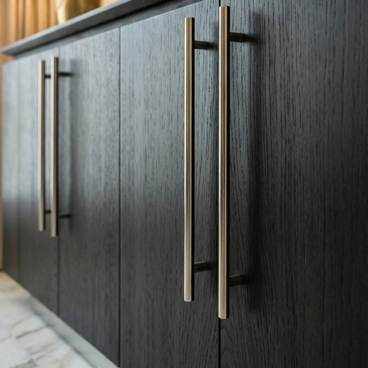 Buffet Ravello – Credenza en Encino con Detalles Dorados