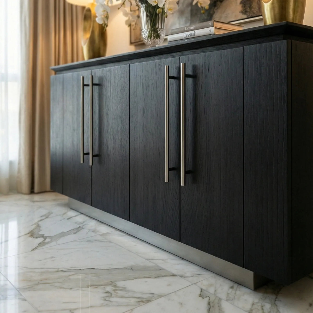 Buffet Ravello – Credenza en Encino con Detalles Dorados