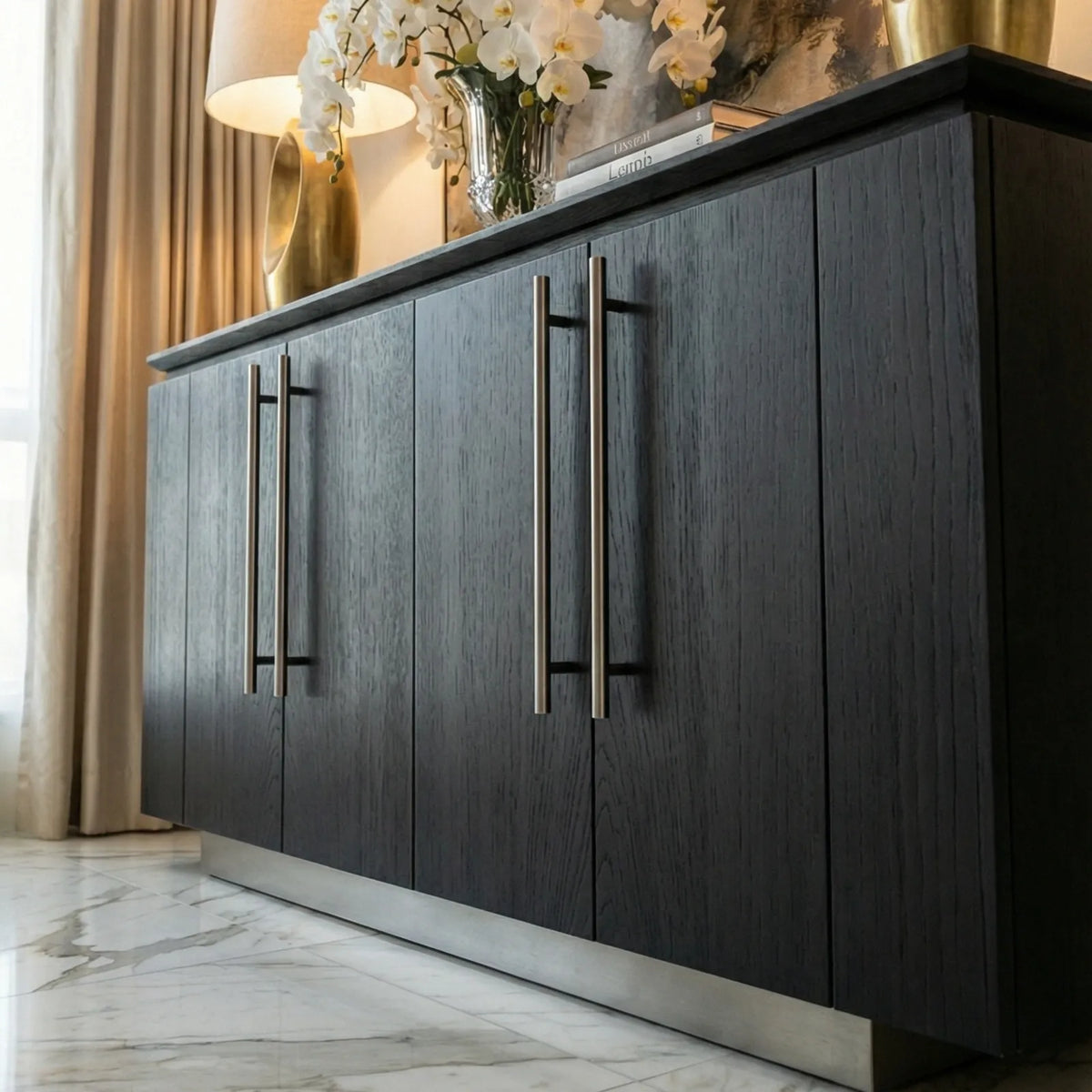 Buffet Ravello – Credenza en Encino con Detalles Dorados