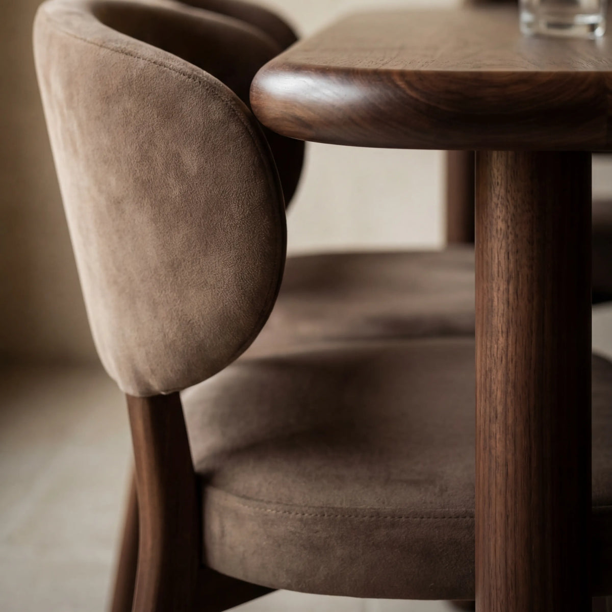 Mesa de Comedor Stella en Nogal con detalles en madera sólida · Orgánico