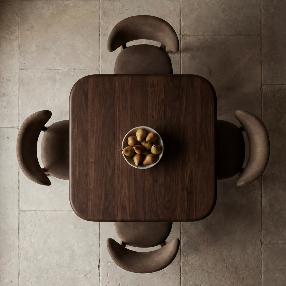Mesa de Comedor Stella en Nogal con detalles en madera sólida · Orgánico