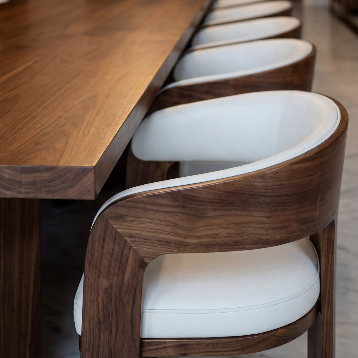 Comedor Nautilus en Nogal y Madera Sólida · Monolítico
