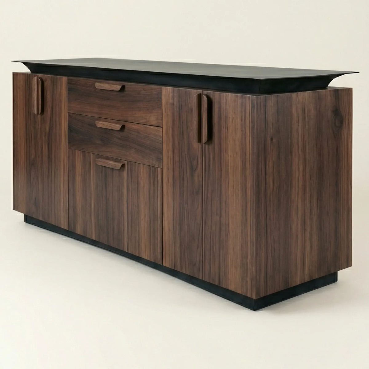 Buffet Matera – Credenza en Nogal con Cubierta Negra Angular