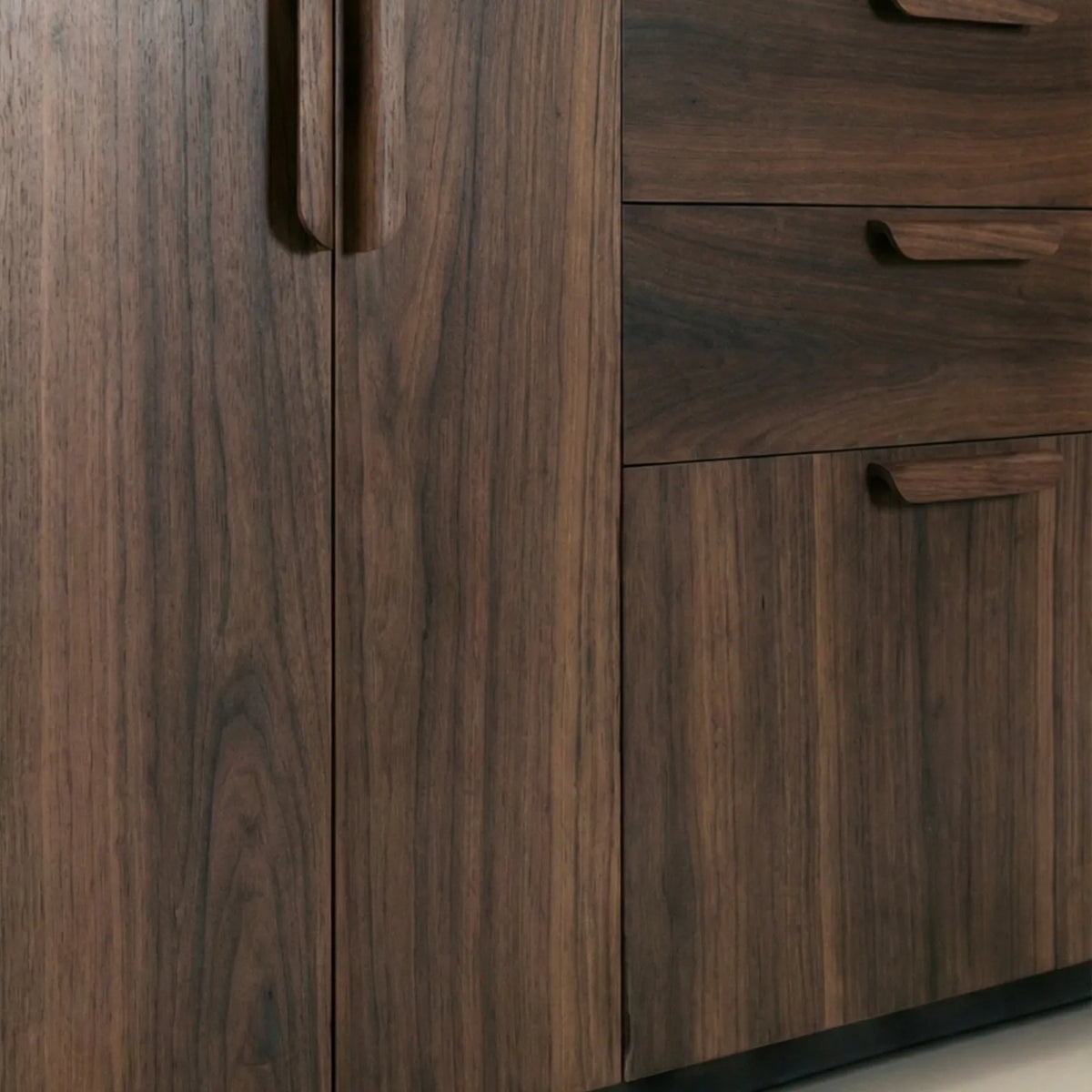 Buffet Matera – Credenza en Nogal con Cubierta Negra Angular