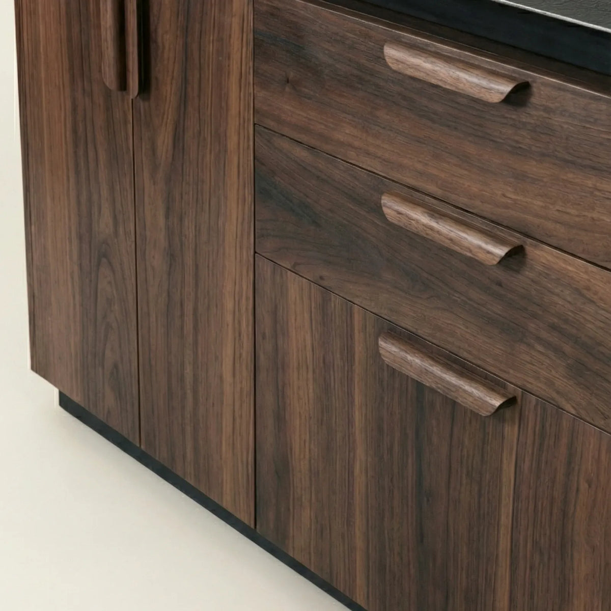 Buffet Matera – Credenza en Nogal con Cubierta Negra Angular