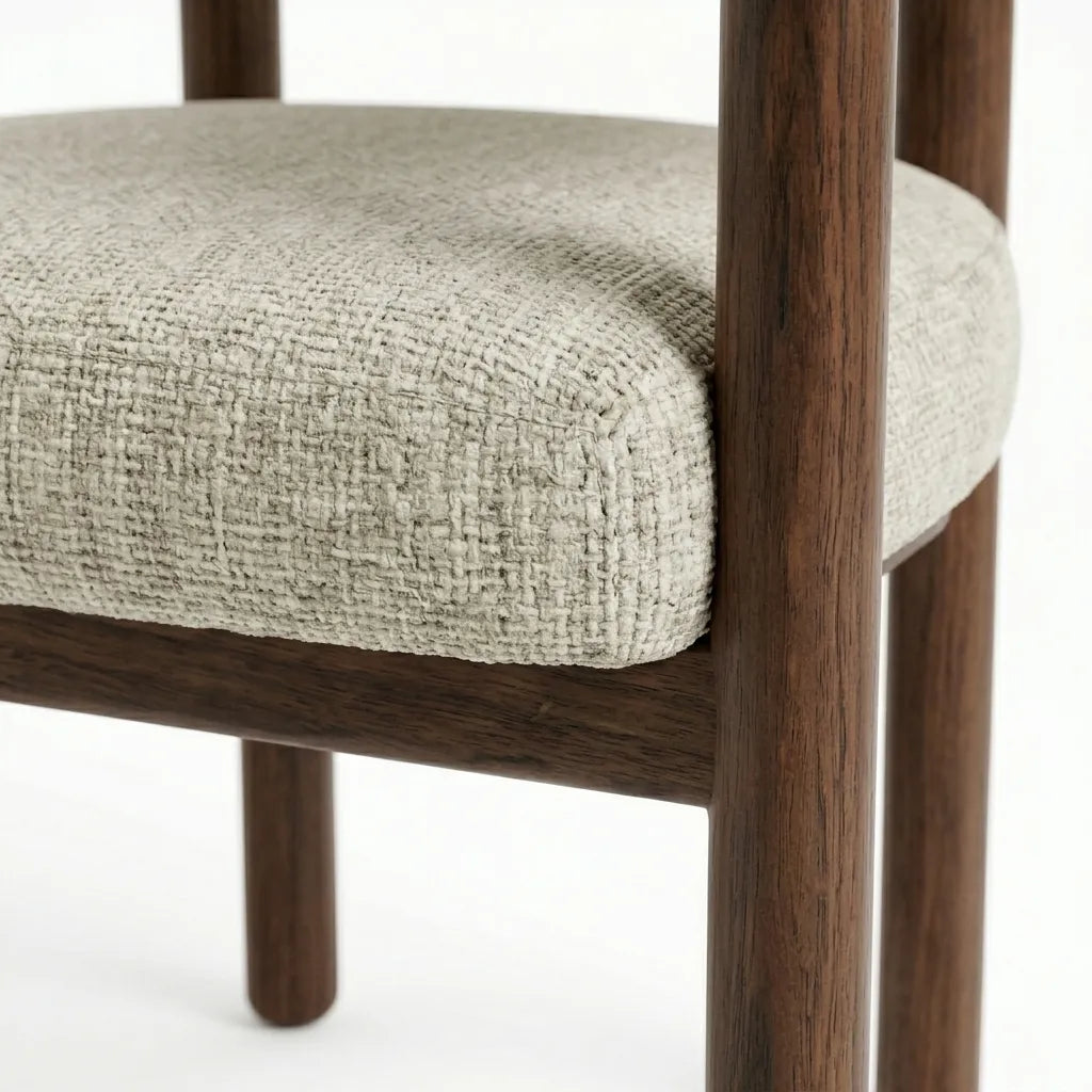 Silla Caelum en Madera Sólida y Textil Bouclé · Escultural Orgánico