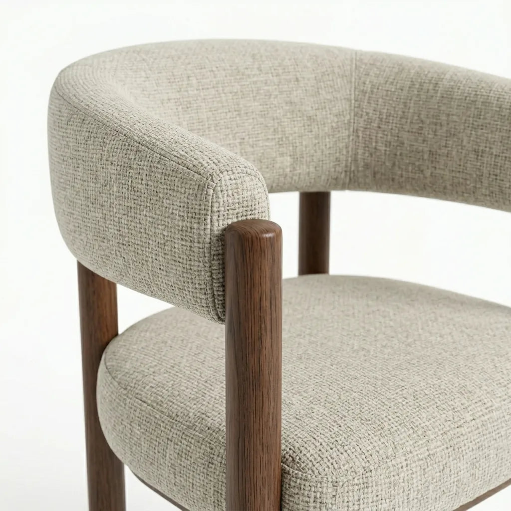 Silla Caelum en Madera Sólida y Textil Bouclé · Escultural Orgánico
