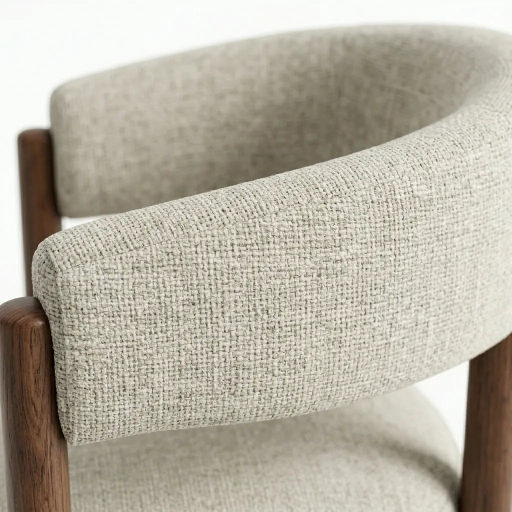 Silla Caelum en Madera Sólida y Textil Bouclé · Escultural Orgánico