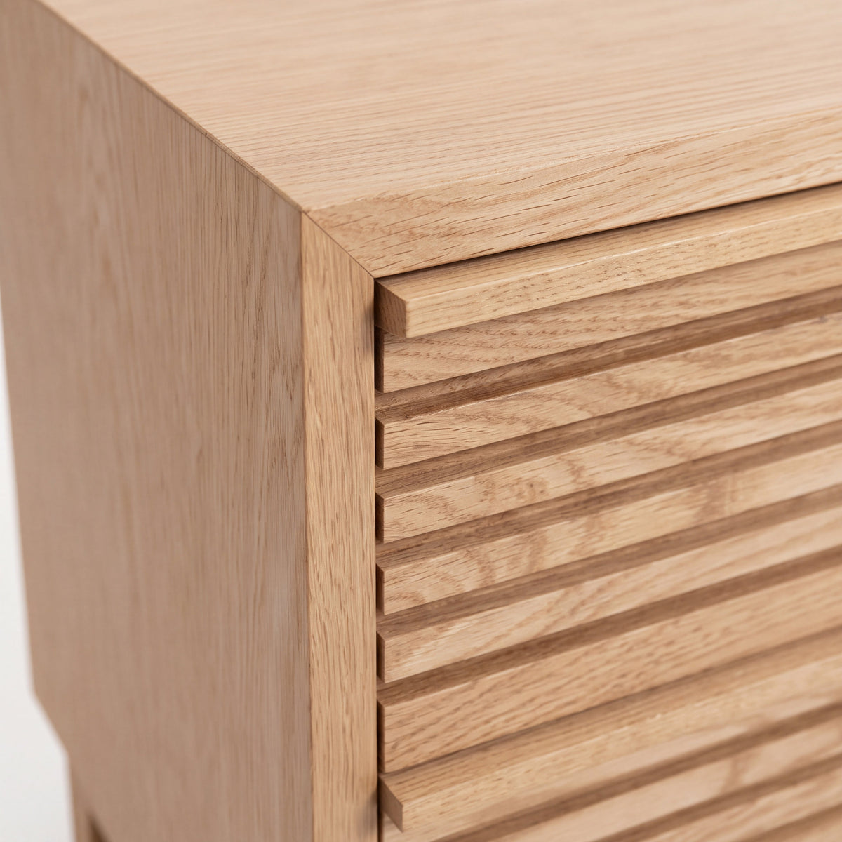 Buró Japandi en Madera Natural · Atemporal - Textura superficial y sombra sutil entre frentes de cajón | LEMICH Muebles de Lujo Ocotlán