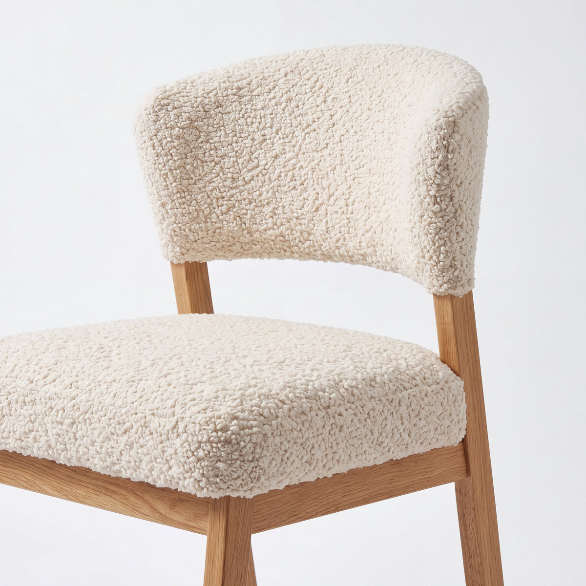 Comedor Elara en Encino con Detalles en Madera Sólida · Punto Focal Arquitectónico - Silla individual - Macro textura de bouclé marfil | LEMICH Muebles de Lujo Ocotlán