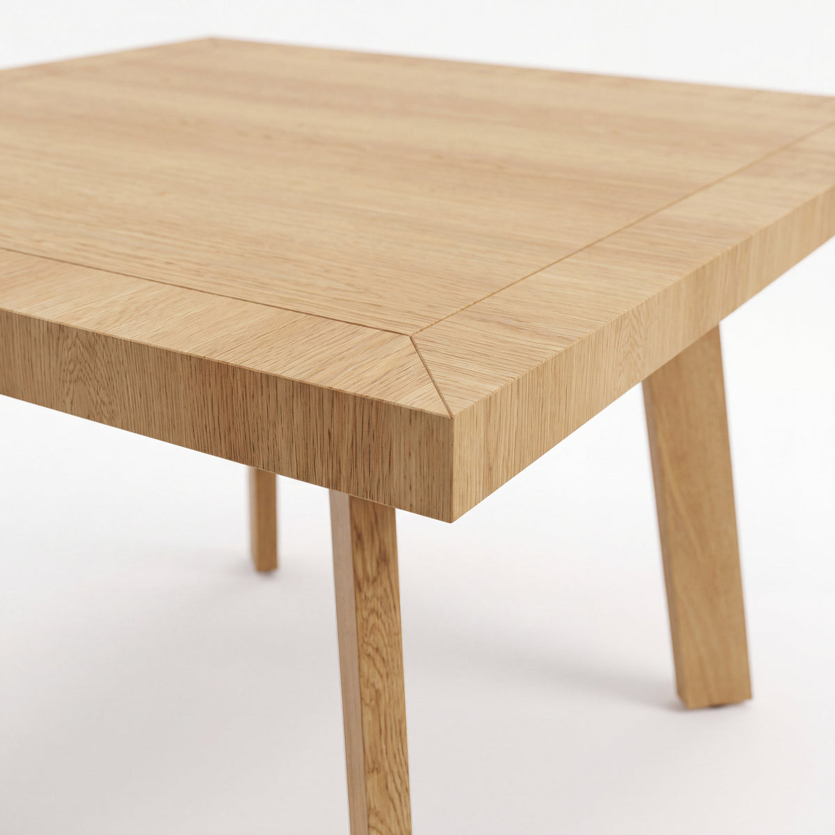 Mesa de Comedor Elara para 4 sillas en Encino con Base en Rosa Morada Sólida · Silueta Escultural - Detalle de borde perimetral biselado a inglete | LEMICH Muebles de Lujo Ocotlán