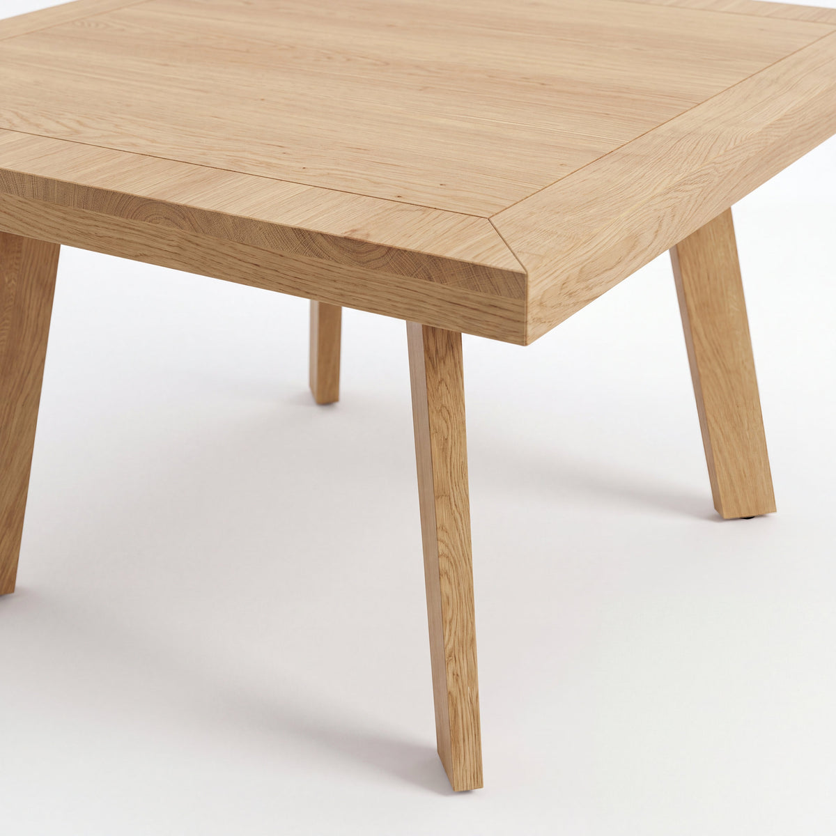 Mesa de Comedor Elara para 4 sillas en Encino con Base en Rosa Morada Sólida · Silueta Escultural - Detalle de base monolítica y ensamble en rosa morada sólida | LEMICH Muebles de Lujo Ocotlán
