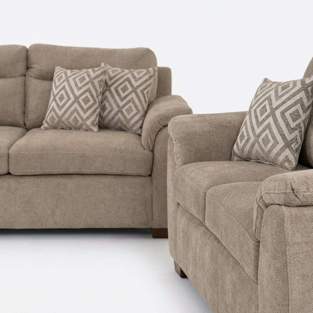 Sala Confortevole Marina en Suede Capuchino con Brazos Acolchados - Perspectiva Fondo Blanco | LEMICH Muebles de Lujo