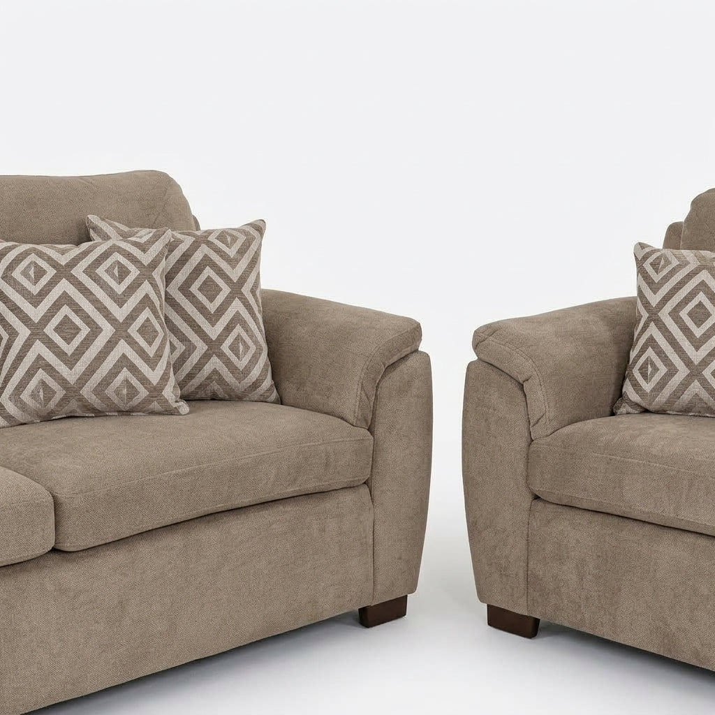 Sala Confortevole Marina en Suede Capuchino con Brazos Acolchados - Detalle y Acabados de Alta Gama | LEMICH Muebles de Lujo