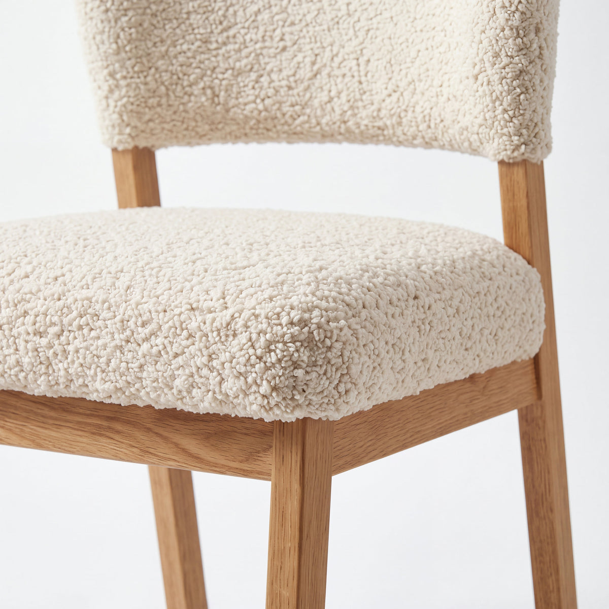 Silla Elara en Madera Sólida · Escultural - Detalle de patas cónicas y ensambles de madera sólida | LEMICH Muebles de Lujo Ocotlán